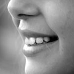 Przepiękne urodziwe zęby oraz doskonały uroczy uśmiech to powód do płenego uśmiechu.